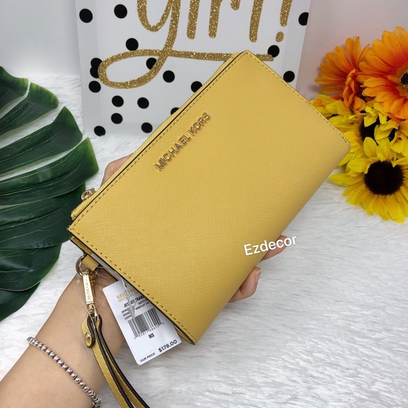 Michael Kors Handbags - NWT Michael Kors Jet Set Double Zip Wristlet -DD